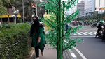 Foto: Pohon Imitasi di Trotoar Thamrin Dicabut