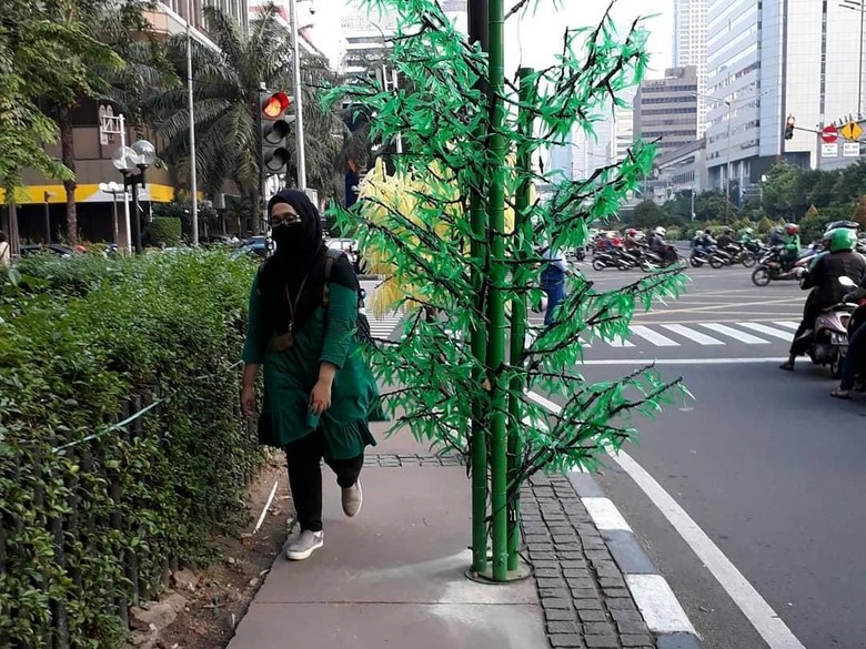 Tak Dianggarkan oleh Anies Pohon Imitasi Dibeli di Zaman Ahok Tak Dianggarkan oleh Anies Pohon Imitasi Dibeli di Zaman Ahok