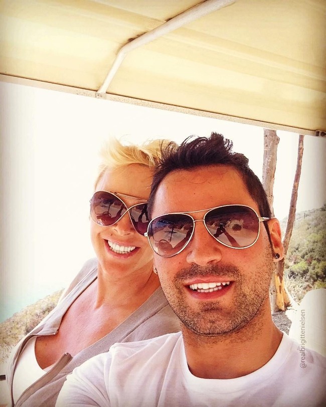 Aktris asal Denmark-Italia itu hamil anak dari suaminya bernama Mattia Dessi. Mattia memiliki perbedaan usia yang cukup jauh, hingga 14 tahun lebih muda dari Brigitte.  Foto: Instagram