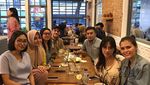 Manisnya Risty Tagor, Saat Suapi Putranya dan Makan Bersama Teman