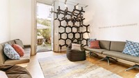 Miniwiz bekerja sama dengan perusahaan peralatan rumah tangga Pentatonic untuk menciptakan House of Trash, sebuah pameran desain rumah yang memamerkan dekorasi dan perabotan sehari-hari yang terbuat dari limbah rumah tangga. Istimewa/Inhabitat.