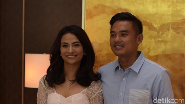 Semringah! Vanessa Angel Gandeng Kekasih Baru