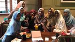 Manisnya Risty Tagor, Saat Suapi Putranya dan Makan Bersama Teman
