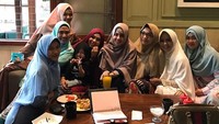 Kalau ini pose Risty ketika makan bareng dengan teman-temannya. Manisnya, senyuman Risty! Foto: Instagram @ristytagor