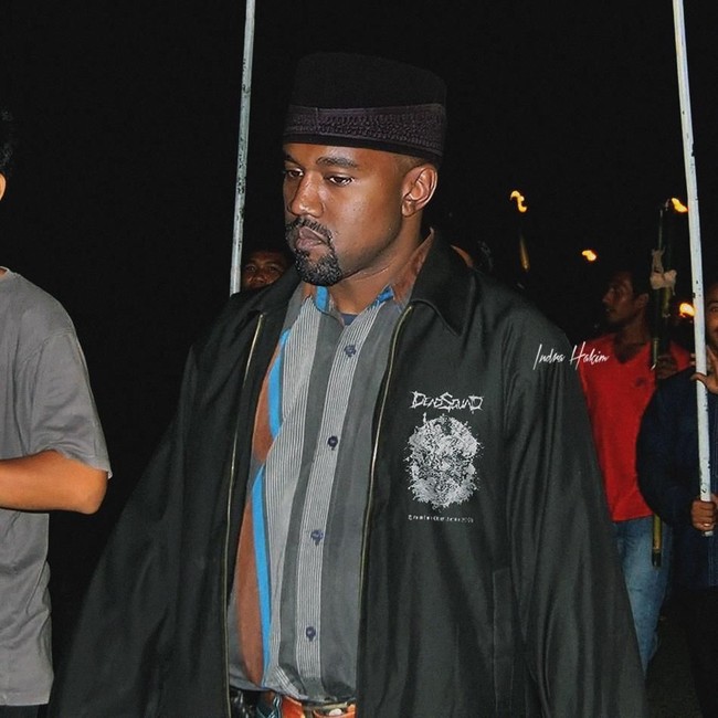Kanye West saat memimpin kirab jelang Ramadan. Ia tampil dengan jaket hitam lengkap dengan pecinya. (Foto: Instagram/@indra.hakim)