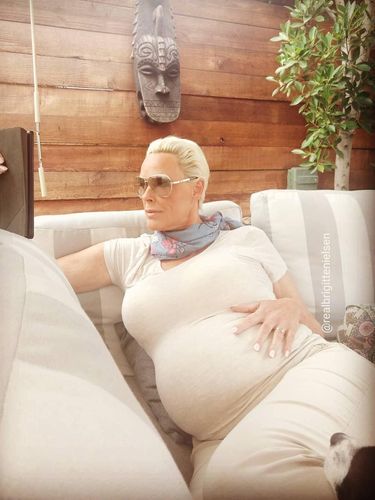 Bikin yok! Artis Senior Ini Hamil di Usia 54 Tahun dengan Mantan Pelayan Bikin yok! Artis Senior Ini Hamil di Usia 54 Tahun dengan Mantan Pelayan