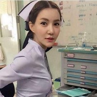 Perawat cantik Parichat Chatsri jadi sorotan karena terpaksa harus resign. Semenjak fotonya tersebar dalam forum pengagum suster cantik di seluruh belahan dunia, Pang Chatsri mulai jadi perhatian dewan direksi rumah sakit. Bukan soal kecantikannya yang jadi sorotan. Seragam perawat yang digunakan Pang Chatsri dianggap terlalu ketat dan seksi. Foto: Instagram