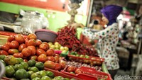 Harga bawang dan Tomat juga berkisar antara Rp 10 ribu per kilogram.