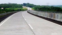 Jalur bebas hambatan itu dibagi menjadi tiga ruas. Untuk ruas Salatiga-Boyolali-Colomadu saat ini masih dalam proses pembangunan. Jalan tol tersebut akan dibuka sebagai arus mudik dan balik Lebaran secara fungsional. Begitu juga dengan ruas Sragen-Ngawi masih bersifat fungsional. Sedangkan untuk ruas Solo-Sragen dengan pintu masuk di Colomadu sudah dioperasionalkan sebagai jalur tol.