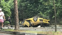 Dari foto-foto yang diunggah ROADS.sg di Facebook, terlihat Lamborghini berkelir kuning terguling. Posisi Lamborghini terbalik dengan atap yang ada di aspal. Foto: Pool (Facebook)