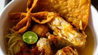Menurut akun @the.lucky.belly, ini namanya bakso malang komplet. Gimana nggak komplet, isinya ada suun, mie kuning, tahu bakso hingga pangsit goreng. Foto: Istimewa