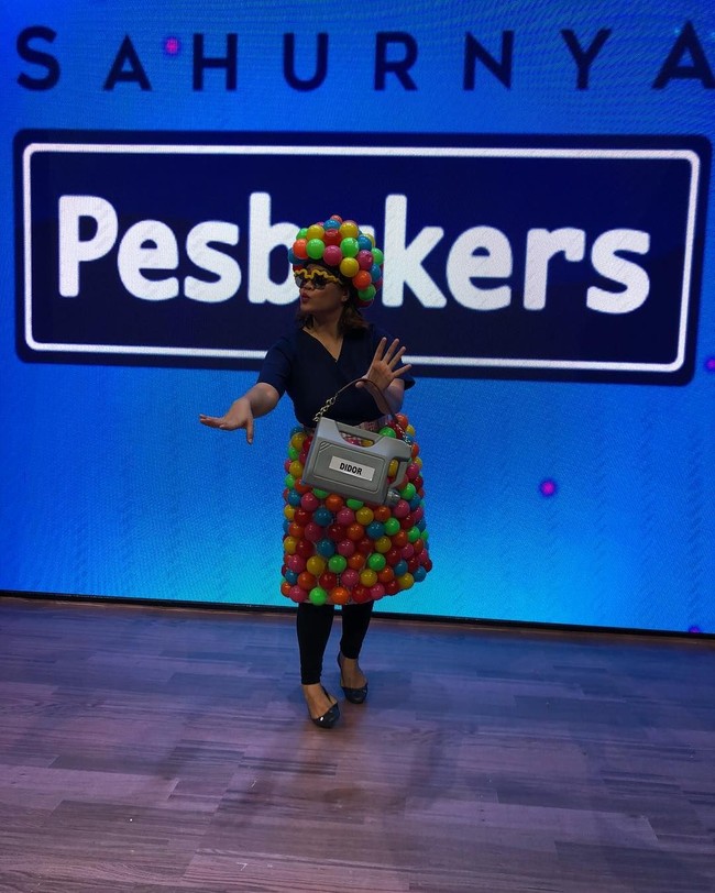 Bola kecil warna-warni ditempel satu persatu menjadi topi dan rok. Di tangannya ada tas dari jerigen. Niat sekali, ya? Foto: Dok. Instagram/Okky Lukman