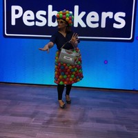 Bola kecil warna-warni ditempel satu persatu menjadi topi dan rok. Di tangannya ada tas dari jerigen. Niat sekali, ya? Foto: Dok. Instagram/Okky Lukman