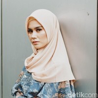 Kota berikutnya adalah Bandung. Ira Ary Monica berhasil lolos setelah menampilkan monolog Cut Nyak Dien. Wanita yang berprofesi sebagai model berhijab ini memberikan tampilan unik dan total. Foto: Nico/detikcom, Dress: KAMI, Scarf: DAMA