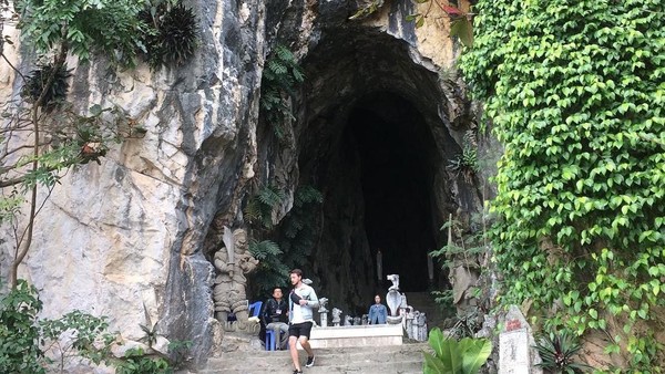 Foto: Adalah Gua Am Phu yang terletak di Gunung Thuy Son yang masuk Provinsi Thanh Hoa, Vietnam yang dijuluki sebagai gua neraka. Di dalamnya traveler dapat melihat gambaran neraka yang sungguh mengerikan. (poweredbyinsulin/Instagram)