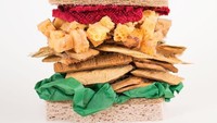 Sekilas sandwich ini terlihat mirip dengan sandwich asli, namun jika diperhatikan lebih dalam, Anda akan menemukan sponge untuk mencuci piring, handuk, kayu, dan tissue. Foto: Instagram @kristinalechner