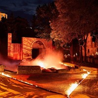 Berlokasi di perbukitan, Promenade Des Alyscamps didirikan semasa peradaban Romawi pada abad ke-4 sesudah masehi. Fisik bangunannya seperti kastil. Di sinilah orang-orang Romawi dikubur. Pada 1981, UNESCO menobatkan Promenade Des Alyscamps sebagai situs bersejarah dunia. (Foto: Instagram/Gucci)
