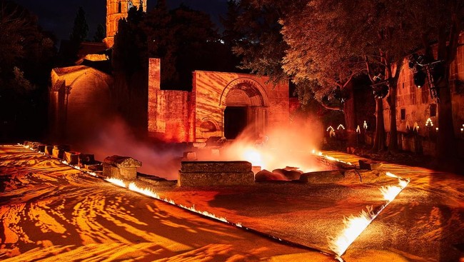 Berlokasi di perbukitan, Promenade Des Alyscamps didirikan semasa peradaban Romawi pada abad ke-4 sesudah masehi. Fisik bangunannya seperti kastil. Di sinilah orang-orang Romawi dikubur. Pada 1981, UNESCO menobatkan Promenade Des Alyscamps sebagai situs bersejarah dunia. (Foto: Instagram/Gucci)