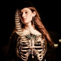 Tampilan busana (look) dengan referensi salib, tengkorak, dan sejumlah elemen religi kuno lainnya mendominasi koleksi ini. Idenya adalah kematian sebagai sebuah daya tarik, tambah desainer 46 tahun itu. (Foto: Getty Images)