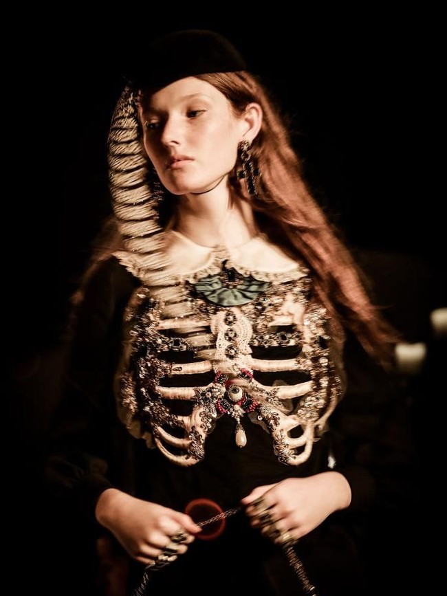 Tampilan busana (look) dengan referensi salib, tengkorak, dan sejumlah elemen religi kuno lainnya mendominasi koleksi ini. Idenya adalah kematian sebagai sebuah daya tarik, tambah desainer 46 tahun itu. (Foto: Getty Images)