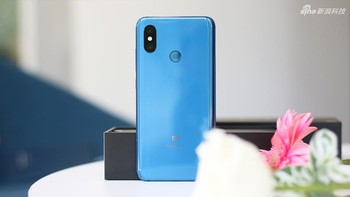 Di bagian belakang terdapat kamera ganda yang dibuat vertikal mirip ponsel terbaru Apple. Foto: Sina Mobile