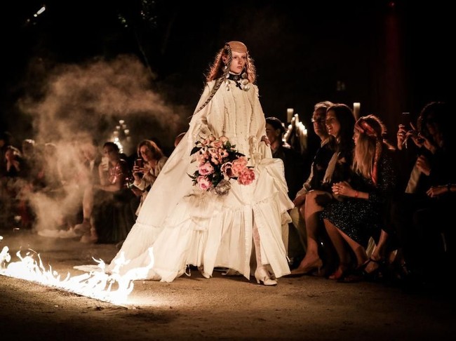 Setelah Dior dan Louis Vuitton, giliran Gucci yang mempresentasikan koleksi Cruise 2019, Rabu (30/5/2018) malam. Menariknya, fashion show koleksi tersebut berlangsung di sebuah kuburan kuno bernama Promenade Des Alyscamps di Arles, sebuah kota kecil di selatan Prancis. (Foto: Getty Images)