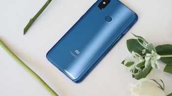 Bagian belakang ponsel ini mengusung material kaca. Foto: Sina Mobile