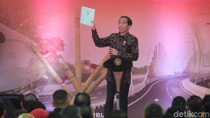 Foto: Presiden Jokowi membagikan sertifikat tanah ke warga Jakarta Timur dan Bekasi (Andhika/detikcom) Foto: Presiden Jokowi membagikan sertifikat tanah ke warga Jakarta Timur dan Bekasi (Andhika/detikcom)