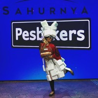 Kali ini kreasi Okky Lukman dengan styrofoam untuk rok dan topi. Okkyjuga membawa keranjang isi telur sebagai tas. Lucunya, keranjang dari besi itu agak mirip dengan tas keranjang belanjaan ala Chanel dari show 2014 silam, yang harganya mencapai US$ 12.500 atau Rp 173 juta. Foto: Dok. Instagram/Okky Lukman