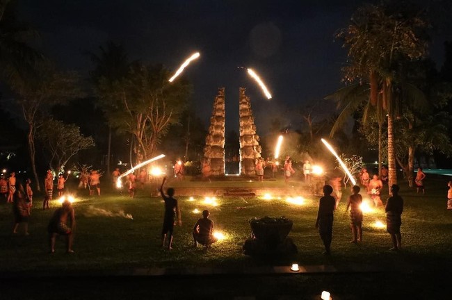 Brody dan Kaitlyn menyaksikan Tari Kecak di Ubud, Bali. Foto: Dok. Instagram