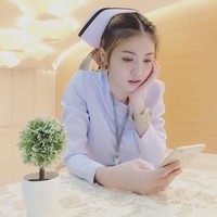 Parasnya yang cantik membuat perawat bernama lengkap May Pimchanok Chumpuchai heboh jagat maya. Wajahnya yang memesona ini pun dianggap mampu membuat banyak pria betah berlama-lama di rumah sakit. Foto: Instagram