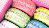 Jangan tertipu! Warna-warni kue macarons ini terbuat dari tutup bir, bola kapas, yang diwarnai dengan eyeshadow. Keren! Foto: Instagram @kristinalechner
