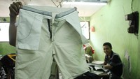 Pesanan pembuatan celana berbagai bentuk dan ukuran semakin bertambah selama memasuki bulan ramadan dan menjelang lebaran.