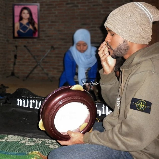 The Weeknd juga tak luput dari keisengan Indra. Tampak pelantun Starboy itu lagi belajar rebana. Eh, ada foto mantan di samping. Dalem... (Foto: Instagram/@indra.hakim)