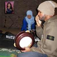 The Weeknd juga tak luput dari keisengan Indra. Tampak pelantun Starboy itu lagi belajar rebana. Eh, ada foto mantan di samping. Dalem... (Foto: Instagram/@indra.hakim)