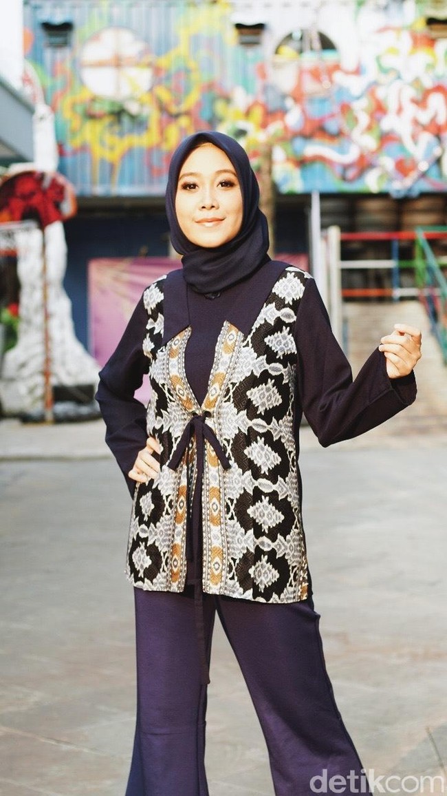 Peserta kedua yang mewakili Surabaya adalah Tia Shafira. Tia mencuri hati juri lewat bakatnya bernyanyi. Ia pun bisa melakukan lagu lawas hingga menyinden. Foto: Nico/detikcom, Atasan & Scarf: HIJUP, Celana: Meccanism