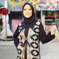 Peserta kedua yang mewakili Surabaya adalah Tia Shafira. Tia mencuri hati juri lewat bakatnya bernyanyi. Ia pun bisa melakukan lagu lawas hingga menyinden. Foto: Nico/detikcom, Atasan & Scarf: HIJUP, Celana: Meccanism