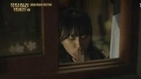 Ryu Hye Young melakukan adegan merokok dalam drama populer Reply 1988. Terpampang jelas di layar kaca, membuat penggemarnya berspekulasi bahwa ia benar-benar seorang perokok. Karena adegan tersebut, Komite Komunikasi Korea menentang adegan itu dan menganggapnya sebagai salah satu pendorong anak muda untuk merokok. Foto: Koreaboo