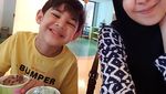 Manisnya Risty Tagor, Saat Suapi Putranya dan Makan Bersama Teman