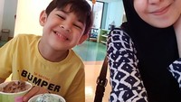  Wanita berusia 29 tahun ini, punya senyuman yang manis dan kompak. Ketika menikmati es krim manis bersama sang putra, Arsen. Foto: Instagram @ristytagor