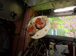 Cara Astronot Makan, Tidur, hingga Panggilan Alam