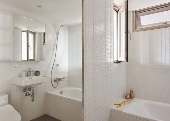 Klien mereka sangat suka mandi sambil berendam air panas. Maka dibuatkan juga kamar mandi lengkap dengan bath tub dan shower. Foto: Dok. Boredpanda