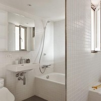 Klien mereka sangat suka mandi sambil berendam air panas. Maka dibuatkan juga kamar mandi lengkap dengan bath tub dan shower. Foto: Dok. Boredpanda