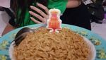 Tetap Kocak! Gaya Chika Waode Saat Makan Bareng Teman dan Anaknya