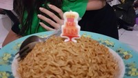 Lia dan Chika Waode dikenal sebagai kakak adik yang berwajah mirip. Keduanya juga kompak dalam berbagai kesempatan. Misalnya di momen ulang tahun Lia yang dihadiahi semangkuk mie goreng oleh Chika. Foto: instagram @cqawaode
