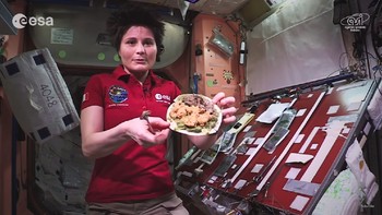 Astronot dan makananya. (Foto: Stasiun Luar Angkasa Internasional)