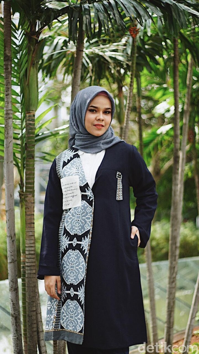 Peserta berikutnya yang mewakili Medan adalah Indira Anjani. Ia memiliki suara yang sangat merdu dan siap bernyanyi dengan maksimal di Grand Final Sunsilk Hijab Hunt. Foto: Nico/detikcom, Outer: HIJUP, Scarf: DAMA