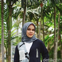 Peserta berikutnya yang mewakili Medan adalah Indira Anjani. Ia memiliki suara yang sangat merdu dan siap bernyanyi dengan maksimal di Grand Final Sunsilk Hijab Hunt. Foto: Nico/detikcom, Outer: HIJUP, Scarf: DAMA