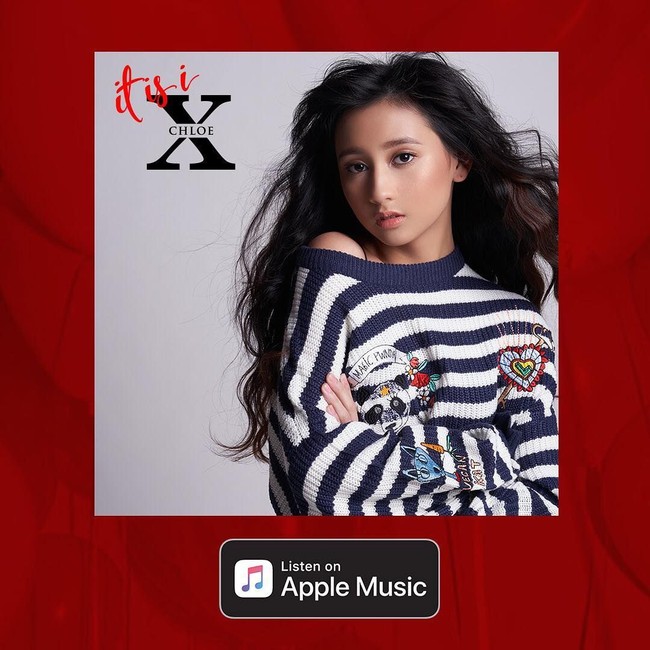 Untuk urusan gaya pun, cewek 14 tahun ini juga nggak kalah stylish dari Agnez Mo. Untuk promo single-nya, Chloe Xaviera mencuri perhatian dengan deretan gayanya. (Foto: Instagram/@chloexaviera)