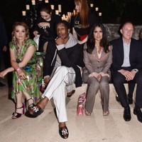Sejumlah selebriti dunia berkesempatan hadir di fashion show ini. Duduk di barisan depan alias front-row, rapper ASAP Rocky, akris Salma Hayek Pinault dan suaminya yang juga pemilik Gucci, Francois-Henri Pinault. (Foto: Getty Images)